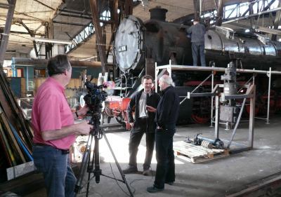 Hagen von Ortloff und Joachim Schmidt bei den Dreharbeiten im Interview mit dem Projektleiter Thorsten Biehler. Davon läßt sich Manni nicht beeindrucken (im Hintergrund) - Hauptsache die Lok wird fertig! 